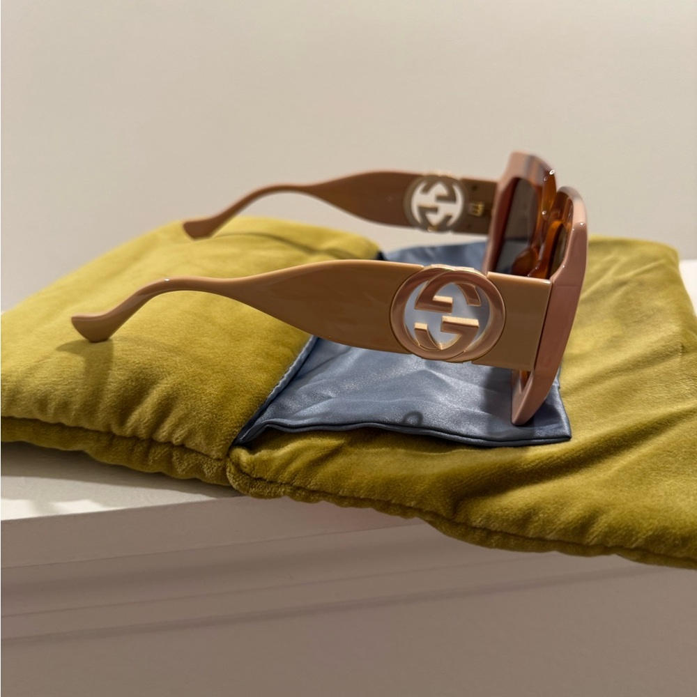 Gucci Women's Brown Oversized Sunglasses - Picture 2 of 8